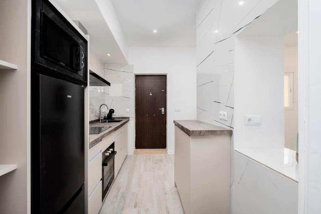 Newly Refurbished Modern 2-Bed Apartment In Heart Of Torremolinos Extérieur photo