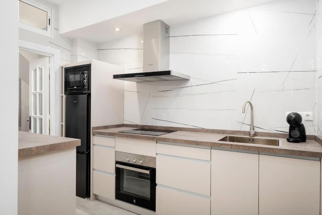 Newly Refurbished Modern 2-Bed Apartment In Heart Of Torremolinos Extérieur photo