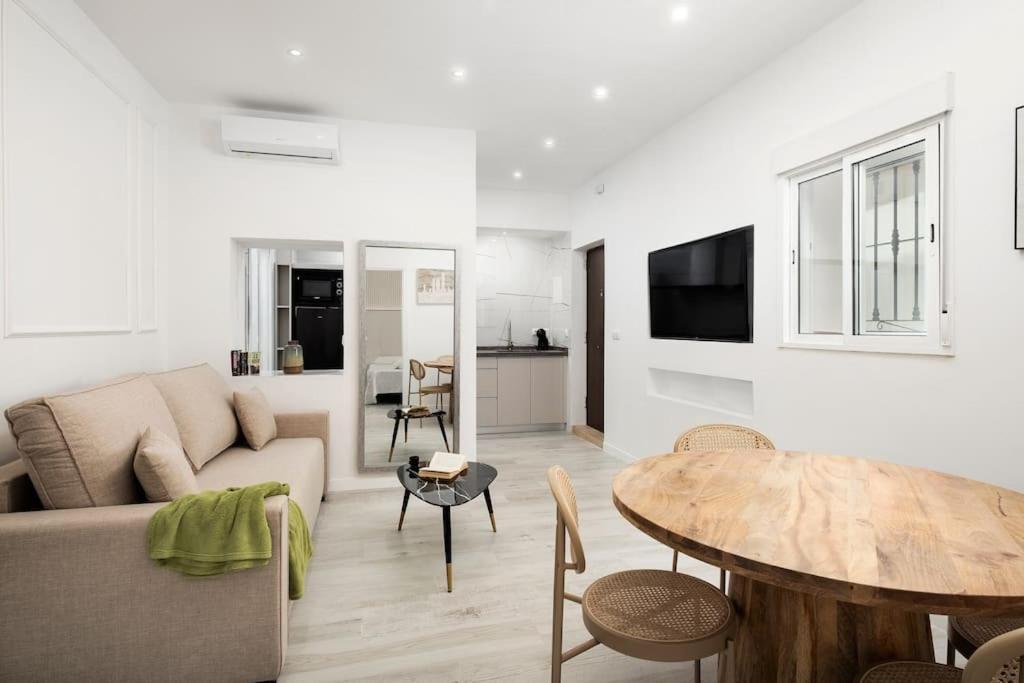 Newly Refurbished Modern 2-Bed Apartment In Heart Of Torremolinos Extérieur photo
